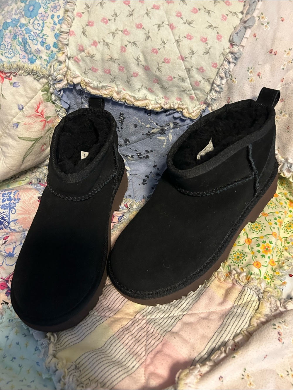 UGG NWT Black Suede Kids Classic Sz 3 Ultra Mini Ankle Boot W/Tan Rubber Sole